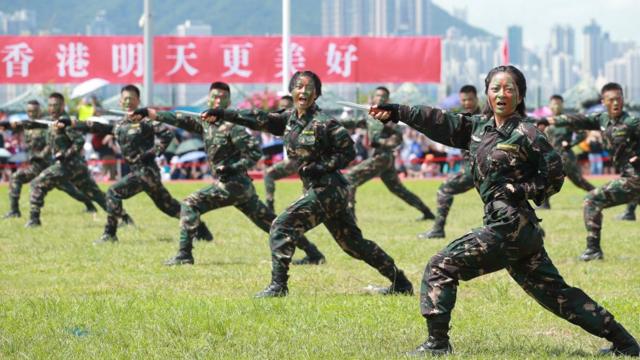 今年6月30日，解放军驻港部队在香港昂船洲基地进行军事演练。