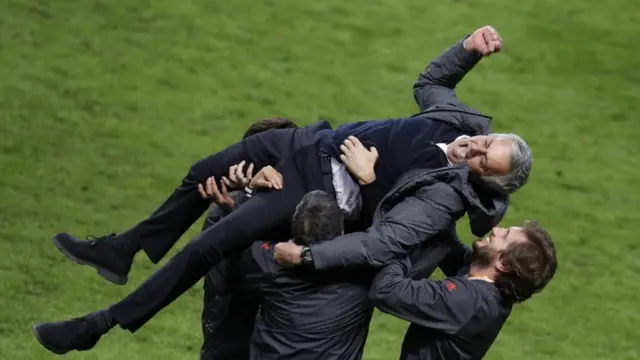 Тренер МЮ Жозе Мауріньо святкує перемогу