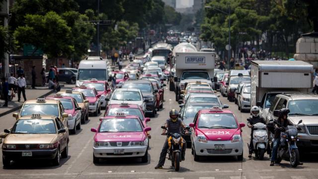 Una avenida de Ciudad de México congestionada por el tráfico.
