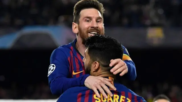 Lionel Messi asherehekea na Luiz Suarez