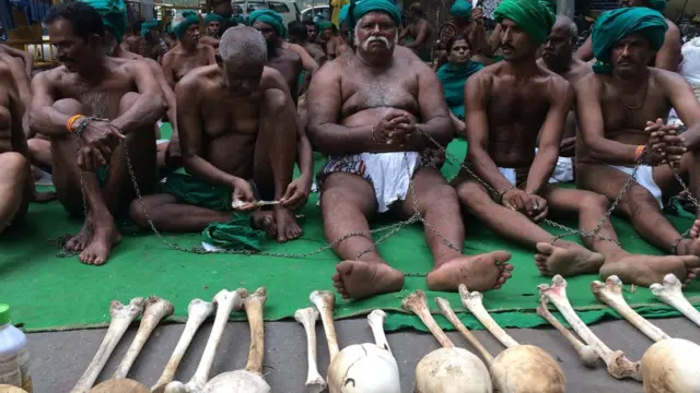 சங்கிலியால் பிணைத்துக் கொண்டு போராட்டம்