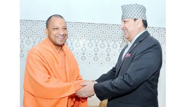 भारतको उत्तर प्रदेशका मुख्यमन्त्री योगी आदित्यनाथसँग गत वर्ष भेट्दै नेपालका पूर्वराजा ज्ञानेन्द्र