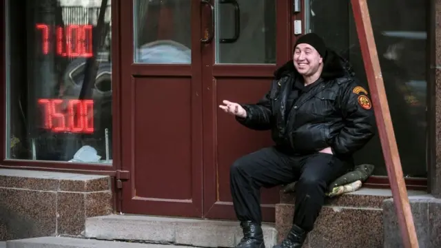 Человек у магазина