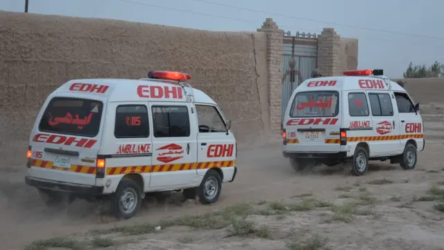 مقامی ذرائع کا کہنا ہے کہ دھماکہ خودکش تھا تاہم ابھی تک سرکاری طور پر اس تصدیق نہیں ہوسکی ہے۔ زخمیوں کو قریبی ہسپتال منتقل کیا گیا ہے۔