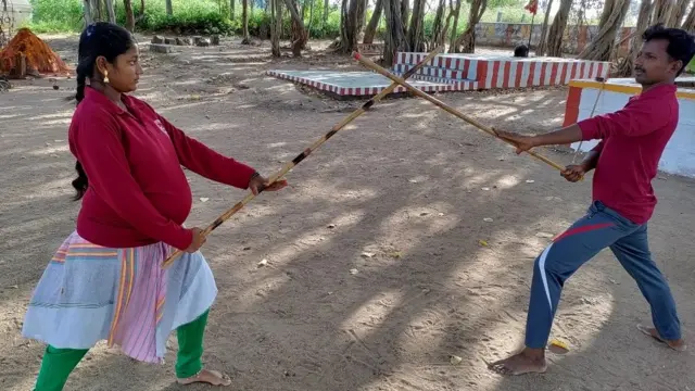 இரு கைகளால் சிலம்பம் சுற்றி அசத்தும் நாமக்கல் கர்ப்பிணி பெண்