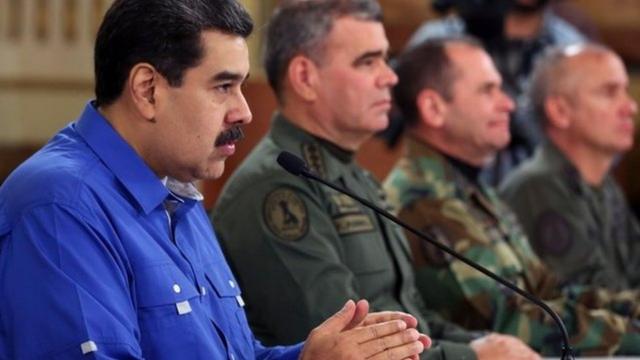 Nicolás Maduro ao lado de três militares uniformizados