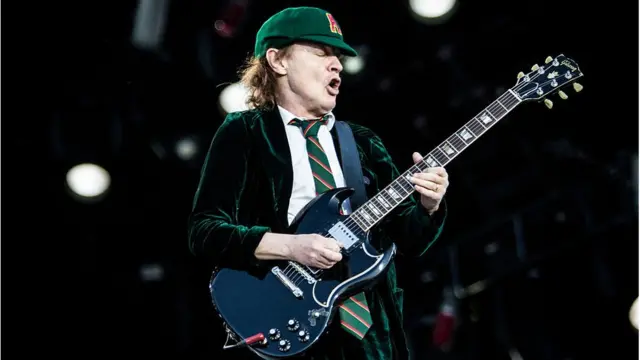 Angus Young tocando guitarra