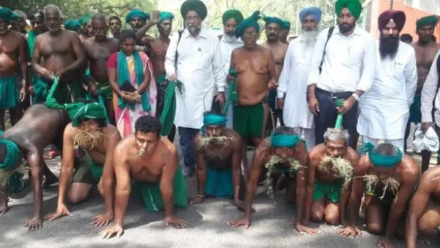 கால்நடைகளை போல் புல் தின்றும், நடந்தும் போராட்டம்