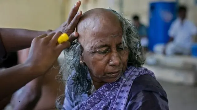 ভারতে ধর্মীয় কারণে হিন্দুদের মধ্যে মাথার চুল উৎসর্গ করার প্রথা চালু আছে