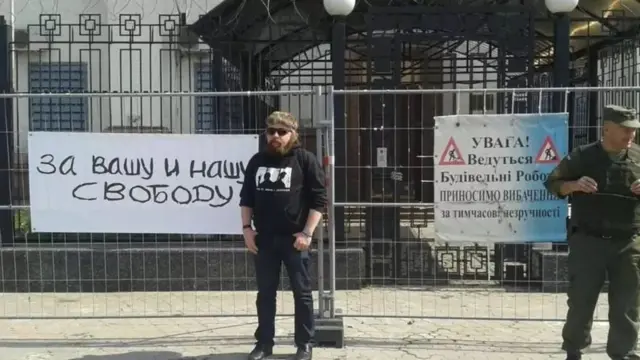 Акція в підтримку заручників Кремля біля посольства РФ у Києві