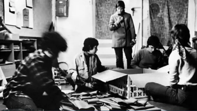 যৌথগৃহে সংবাদপত্রের কাজে ব্যস্ত নারীবাদীরা