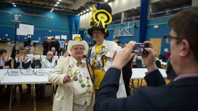 اعضای "حزب رسمی هیولای هذیان‌گوی دیوانه" که نامزدی در انتخابات میان دوره‌ای پارلمان بریتانیا داشتند