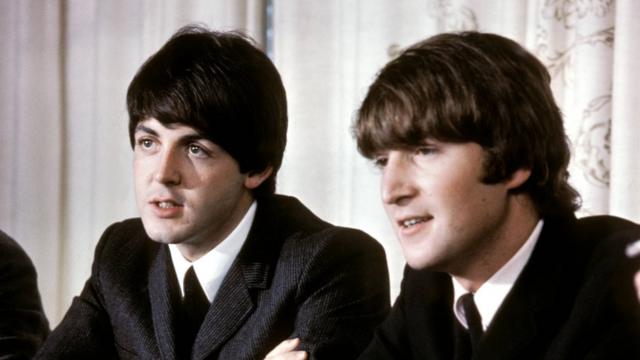McCartney y Lennon en una rueda de prensa en 1965.