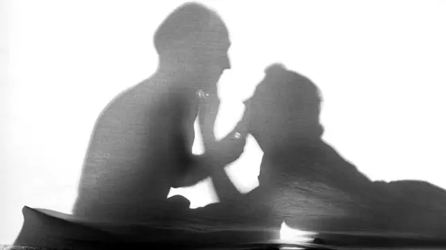 நாங்கள் ஏன் எங்கள் வாழ்க்கையில் செக்ஸை ஒதுக்கி வைத்துள்ளோம்?