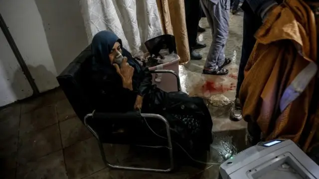 Une femme reçoit un traitement après une attaque au gaz dans la Ghouta en 2018.