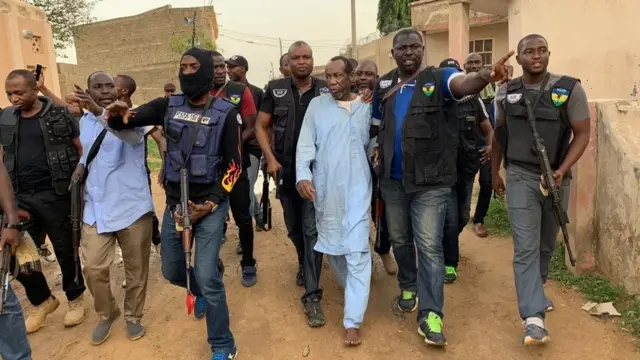 Musa Umar with Police afta di rescue