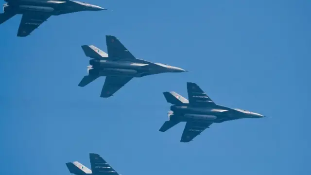 अगर महिलाएं लड़ाकू विमान उड़ा सकती हैं तो सेना की कमांड पोस्ट क्यों नहीं?