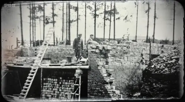 Foto dos presos trabalhando no castelo