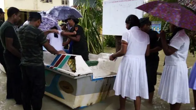කිලිනොච්චි ප්‍රදේශයේ සාමාන්‍ය පෙළ විභාගයට පෙනී සිටින සිසුන්ට යුද හමුදාවෙන් සහය