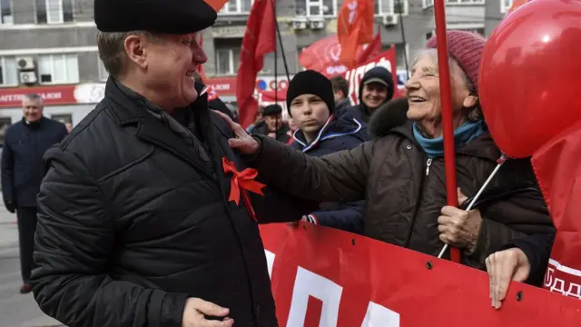 Мэр Новосибирска Анатолий Локоть на первомайской демонстрации, 2017-й год