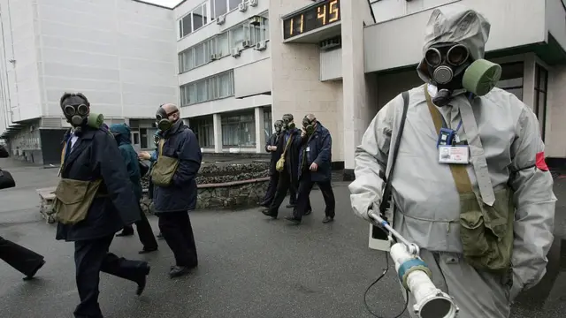 trabajadores de Chernóbil en un ensayo de situaciones de emergencia en 2006