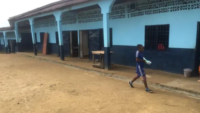 Un enfant marche dans une école vide