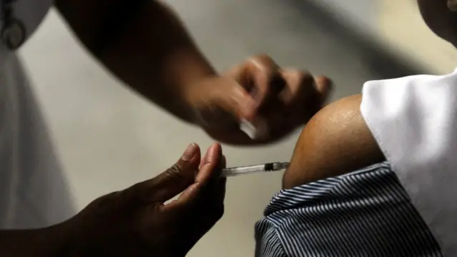 A Sri Lankan nurse injects a vaccine against the H1N1 or swine flu influenza at a hospital in Colombo on December 29, 2010. The Health Ministry said swine flu has killed 22 people and infected 371 people over the past two months. It blamed recent heavy rains and the onset of cold weather for spreading the influenza that affects peoples' lungs and triggers off a strain of viral pneumonia. AFP PHOTO/Ishara S. KODIKARA (Photo credit should read Ishara S.KODIKARA/AFP via Getty Images)