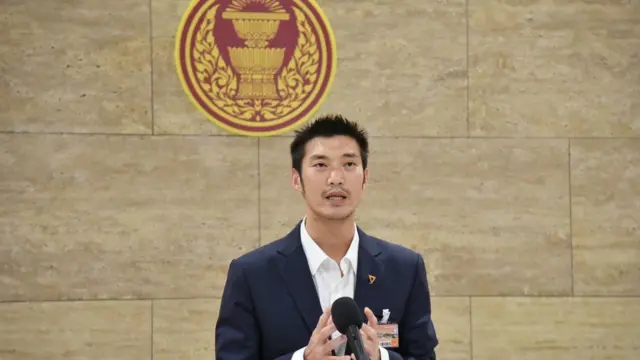 ธนาธร จึงรุ่งเรืองกิจ