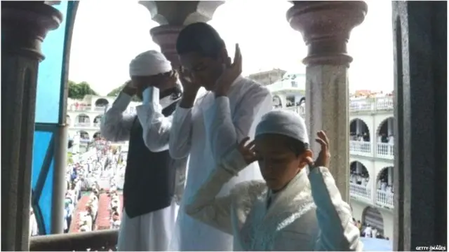 નમાઝ પઢતાં મુસ્લિમ બિરાદરો