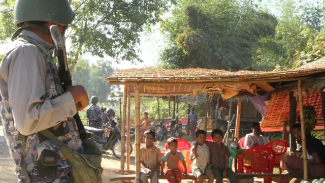 ဘူးသီးတောင်က ရွာတရွာမှာ လုံခြုံရေးတာဝန်ယူထားတဲ့ တပ်ဖွဲ့ဝင်များ