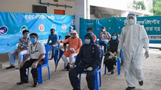 ঢাকার একটি হাসপাতালে করোনাভাইরাস পরীক্ষার জন্য অপেক্ষমান মানুষ।