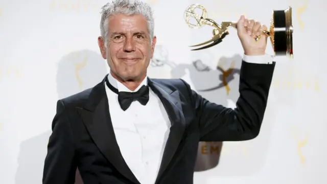 Anthony Bourdain con un premio Emmy.