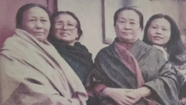 ਦਾਰਜੀਲਿੰਗ ਵਿਚ ਲਈ ਗਈ ਇਸ ਤਸਵੀਰ ਵਿਚ ਕਿਯੂ ਪਾਓ ਚੇਨ ਆਪਣੀ ਮਾਂ ਅੰਤੇਰੀ ਅਤੇ ਭੈਣਾਂ ਨਾਲ