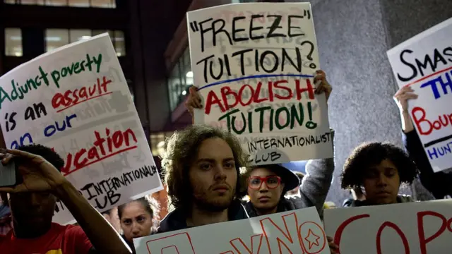 Protesta contra los altos costos de la educación universitaria en Estados Unidos.