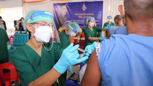 ผู้ต้องขังในเรือนจำกลางชลบุรีเข้ารับวัคซีนพระราชทาน