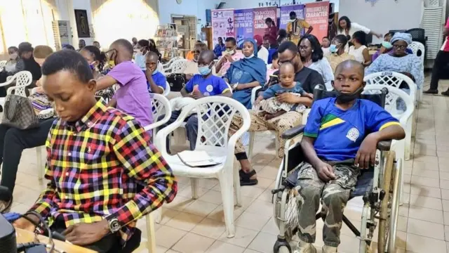 Phyically Challenged: Kìí ṣe iṣẹ́ bárà nìkan ni àwọn àkàndá lè ṣe jẹun, àìsí ìrànlọ́wọ́ ní kò jẹ́ kí ọ̀pọ̀ ṣe fújà