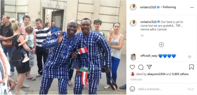 Odunlade Adekola laarin awọn oyinbo pẹlu asọ adirẹ