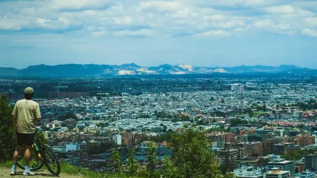 Bogotá foi uma das primeiras cidades a oferecer ciclovias temporárias durante a pandemia.