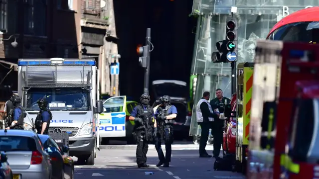 Полиция рядом с мостом