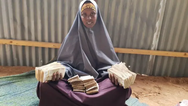 Sacdiyo Yuusuf Cabdi oo gacanta ku haysata lacag uu u soo uruuriyey Maxamed Baaruud