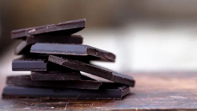 Поломанный на кусочки шоколад