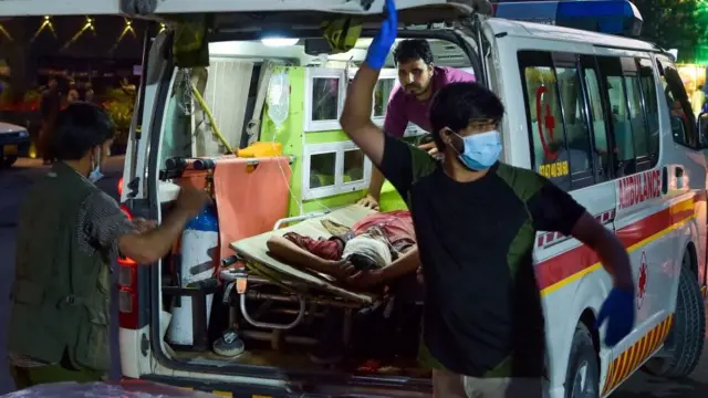 Korban luka akibat ledakan di Bandara Kabul.