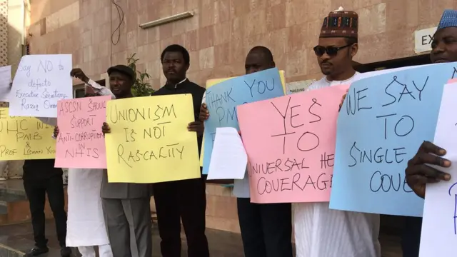 Staff dey protest for NHIS office