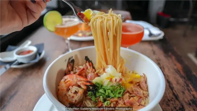 莫吧餐厅的一位见习厨师把自己的午餐面条汤带来与同事们分享，之后面条汤也加入了莫吧餐厅的正式菜单。(Credit: Madison Sanders/Madison Sanders Photography)