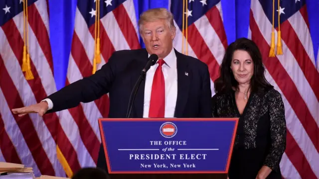 Trump junto da advogada da Organização Trump, Sheri Dillon