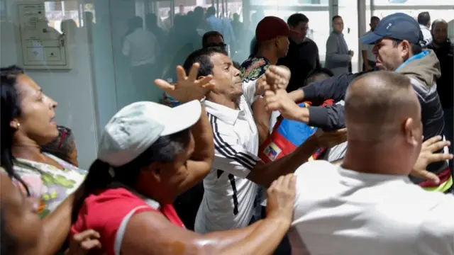 Empujones entre oficialistas y opositores.