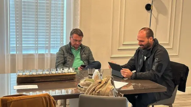 Jair Bolsonaro junto com o filho, o deputado federal Eduardo Bolsonaro