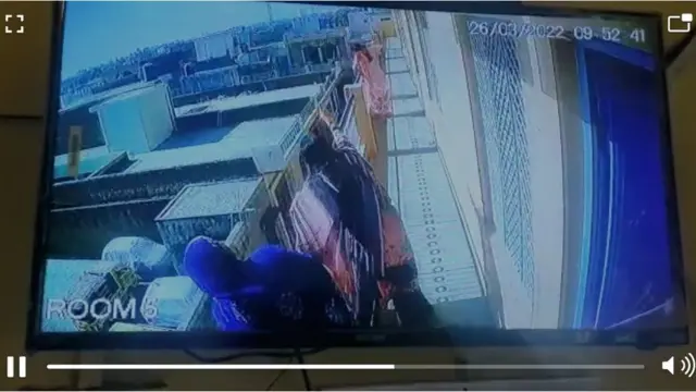 घटना से जुड़ी सीसीटीवी फुटेज जिसमें स्कूल की शिक्षिका छात्रा से पीछे हटने के लिए कह रही हैं. बीबीसी इस फुटेज की स्वतंत्र रूप से पुष्टि नहीं कर सका है