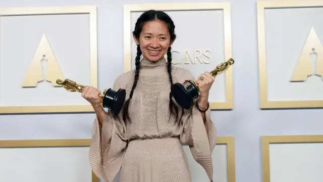 Chloe Zhao con su estatuilla
