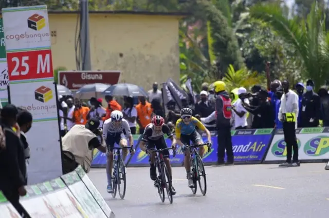 Abasiganwa bari imbere y'abandi basatira umurongo wo gusorezaho